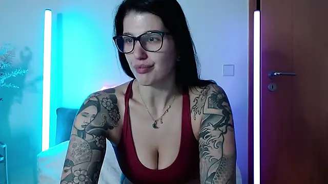 Snapshot of KiraKane1 chatting on 12/20/24, 12:05 KiraKane1 online show from 12/20/24, 12:05