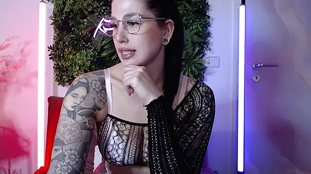 Snapshot of KiraKane1 chatting on 02/05/25, 11:12 KiraKane1 online show from 02/05/25, 11:12