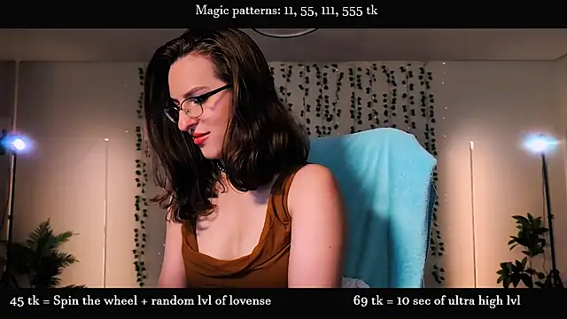 Snapshot of Alicia_x_art chatting on 07/18/26, 10:35 Alicia x art online show from 07/18/26, 10:35