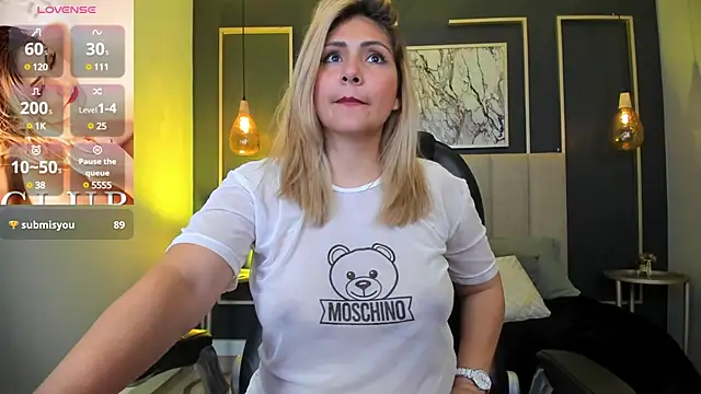 Snapshot of Melanie_silver_ chatting on 02/21/25, 01:00 Melanie silver online show from 02/21/25, 01:00