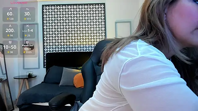 Snapshot of Melanie_silver_ chatting on 11/11/25, 08:53 Melanie silver online show from 11/11/25, 08:53