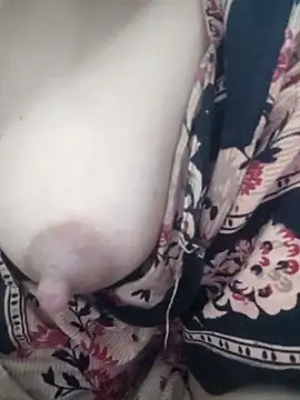 Snapshot of Aaradhya chatting on 03/11/25, 01:16 Aaradhya online show from 03/11/25, 01:16