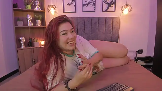 Snapshot of Andy_and_emma chatting on 12/16/24, 03:43 Andy and emma online show from 12/16/24, 03:43