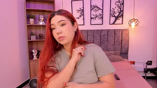 Snapshot of Andy_and_emma chatting on 12/30/24, 12:52 Andy and emma online show from 12/30/24, 12:52