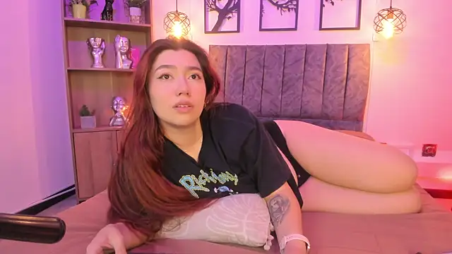 Snapshot of Andy_and_emma chatting on 03/22/25, 03:42 Andy and emma online show from 03/22/25, 03:42