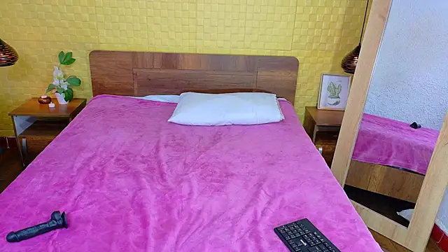 Snapshot of Mrs_booty chatting on 02/13/25, 05:44 Mrs booty online show from 02/13/25, 05:44