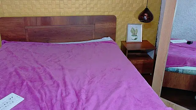 Snapshot of Mrs_booty chatting on 03/06/25, 05:33 Mrs booty online show from 03/06/25, 05:33