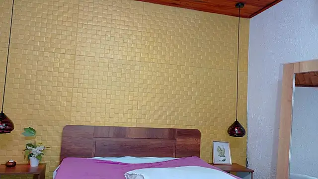 Snapshot of Mrs_booty chatting on 03/07/25, 02:01 Mrs booty online show from 03/07/25, 02:01