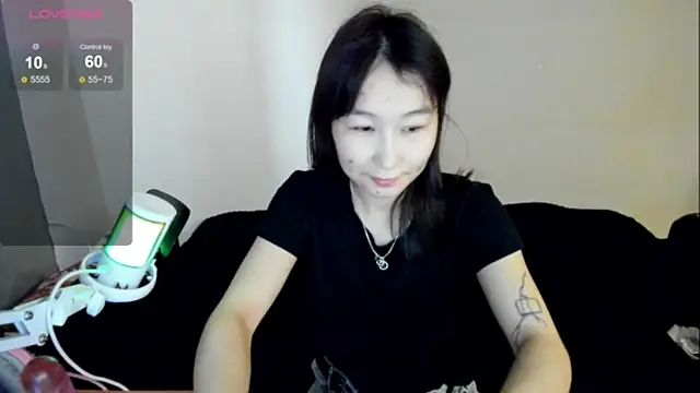 Snapshot of SaraXray chatting on 11/19/25, 02:33 SaraXray online show from 11/19/25, 02:33