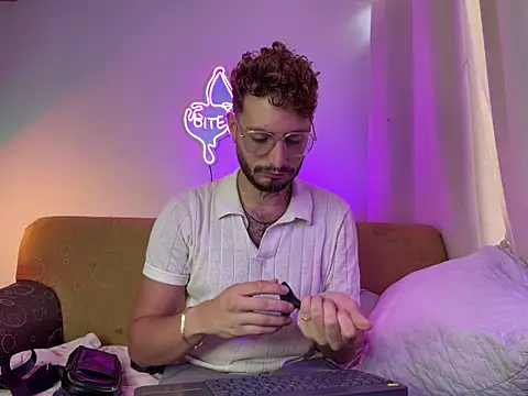 axel giracr online show from 10/15/25, 07:14