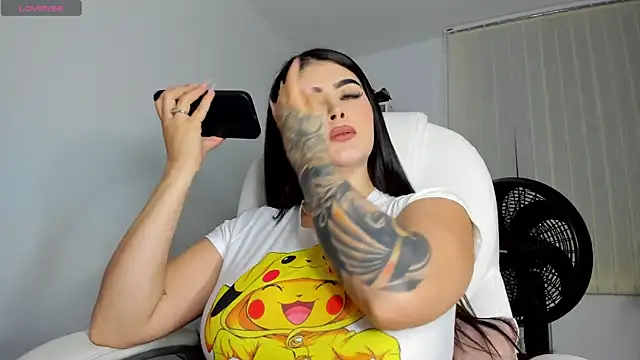 Snapshot of misslollipop04 chatting on 01/13/25, 06:38 misslollipop04 online show from 01/13/25, 06:38