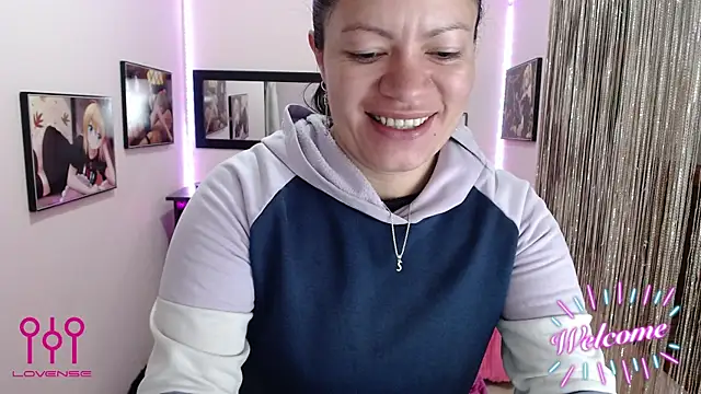 Snapshot of Cristal_w chatting on 10/17/25, 12:30 Cristal w online show from 10/17/25, 12:30