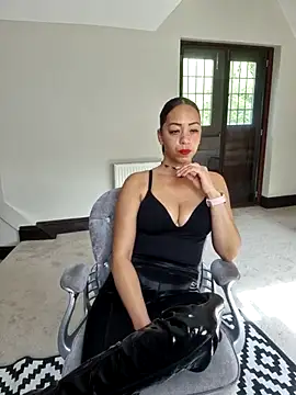 QueenTricks1 online show from 04/10/26, 08:41