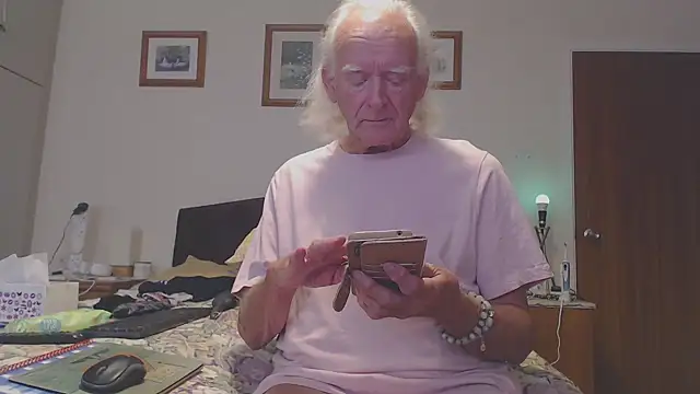 WaverlyKernow online show from 09/11/25, 01:55