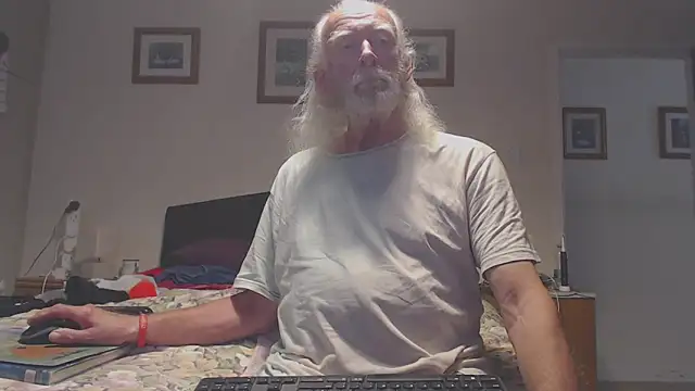 Snapshot of WaverlyKernow chatting on 05/24/26, 06:40 WaverlyKernow online show from 05/24/26, 06:40