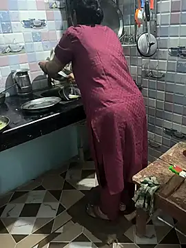 Snapshot of Crezy-Queen01 chatting on 11/20/25, 03:45 Crezy-Queen01 online show from 11/20/25, 03:45