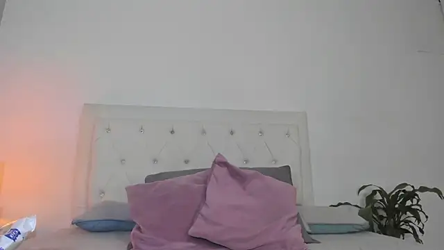 MELISSA ALVAREZ online show from 11/11/25, 09:20