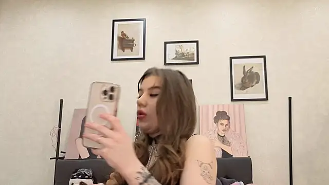 Snapshot of dolly_ll chatting on 06/16/26, 01:47 dolly ll online show from 06/16/26, 01:47