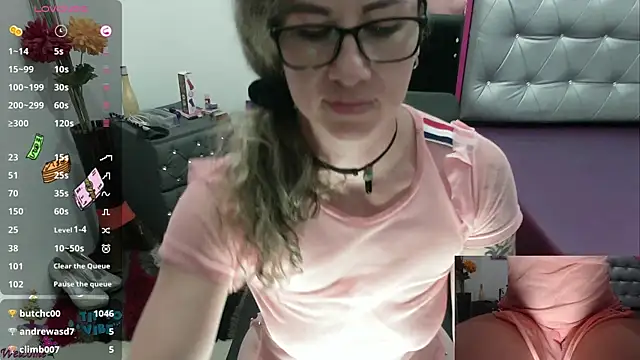 Snapshot of ViickySexy chatting on 12/06/24, 10:52 ViickySexy online show from 12/06/24, 10:52