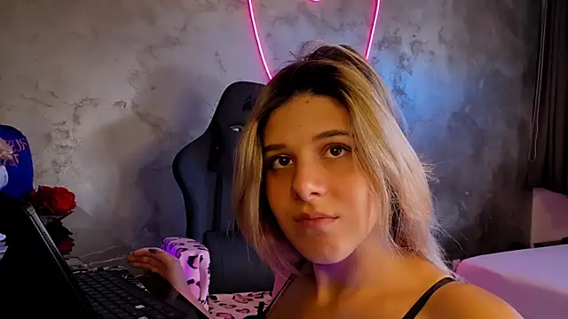 Snapshot of LeylaRosse chatting on 09/29/25, 07:24 LeylaRosse online show from 09/29/25, 07:24