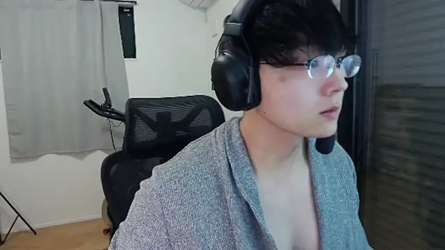 Snapshot of Tkcqcc chatting on 10/26/25, 12:44 Tkcqcc online show from 10/26/25, 12:44