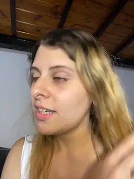 Snapshot of FlorBich chatting on 11/28/25, 04:04 FlorBich online show from 11/28/25, 04:04