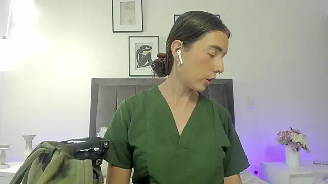 Snapshot of helen_mooree chatting on 07/17/26, 01:18 helen mooree online show from 07/17/26, 01:18