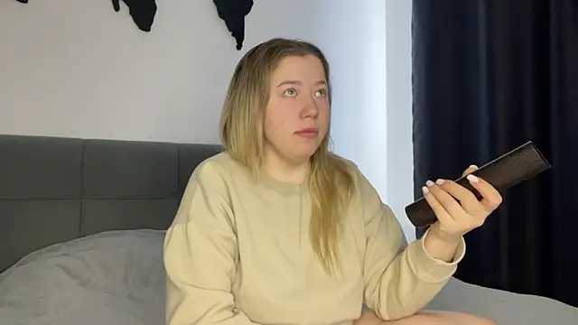 Embersweetbunny online show from 02/18/25, 08:16