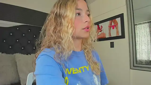 IssadoraJames online show from 10/04/25, 02:15