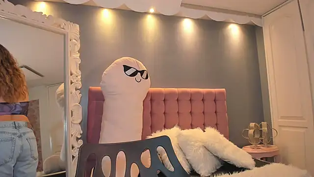 IssadoraJames online show from 10/08/25, 07:33