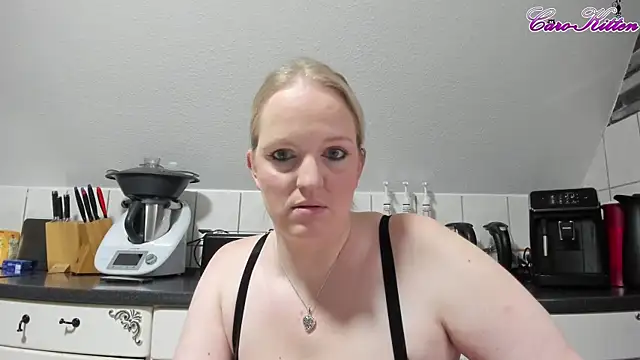 Snapshot of caro_kitten chatting on 12/14/24, 10:56 caro kitten online show from 12/14/24, 10:56