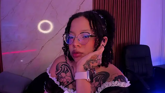 Snapshot of Emiilycollins chatting on 11/11/25, 12:21 Emiilycollins online show from 11/11/25, 12:21