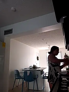 Snapshot of rossgreen77 chatting on 12/18/25, 06:03 rossgreen77 online show from 12/18/25, 06:03