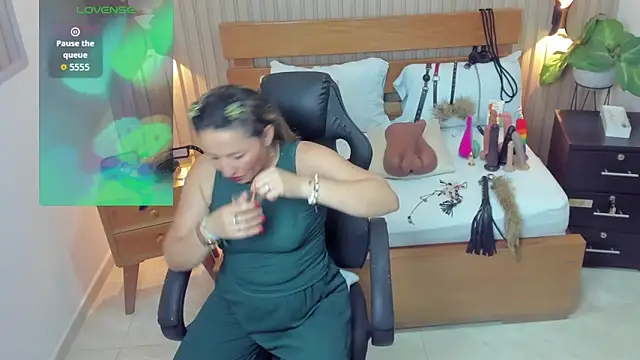 luciana ballesteros  online show from 10/28/25, 12:19