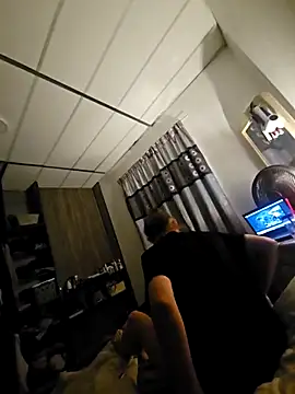 Snapshot of hotshotbad chatting on 12/18/25, 08:04 hotshotbad online show from 12/18/25, 08:04