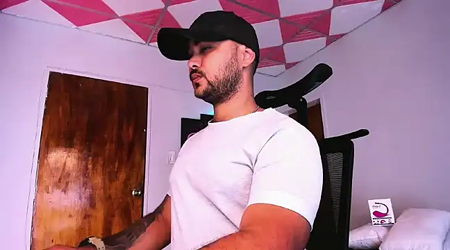 Snapshot of Sebas-hott chatting on 12/18/24, 02:42 Sebas-hott online show from 12/18/24, 02:42