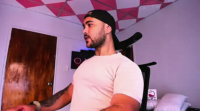 Snapshot of Sebas-hott chatting on 12/19/24, 03:29 Sebas-hott online show from 12/19/24, 03:29