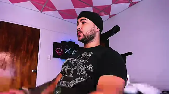 Snapshot of Sebas-hott chatting on 12/20/24, 03:14 Sebas-hott online show from 12/20/24, 03:14