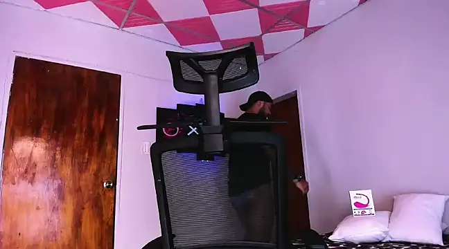 Snapshot of Sebas-hott chatting on 12/21/24, 03:36 Sebas-hott online show from 12/21/24, 03:36