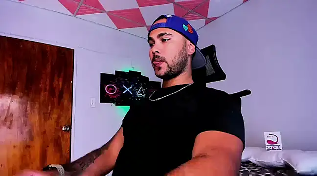 Snapshot of Sebas-hott chatting on 01/08/25, 02:57 Sebas-hott online show from 01/08/25, 02:57