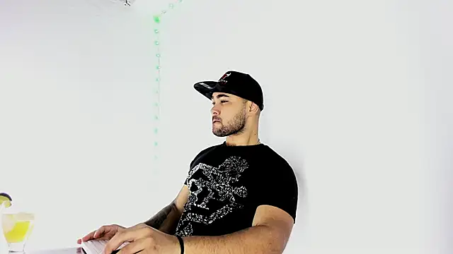 Snapshot of Sebas-hott chatting on 09/14/25, 10:42 Sebas-hott online show from 09/14/25, 10:42