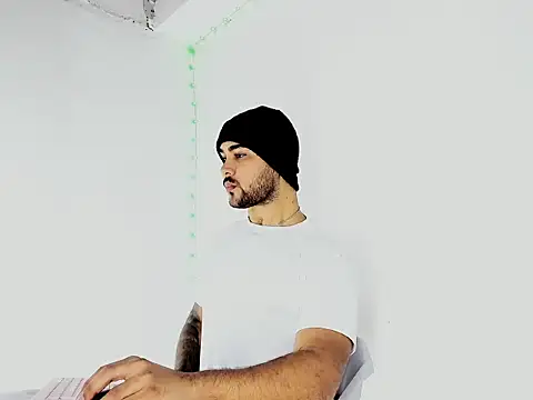 Snapshot of Sebas-hott chatting on 09/19/25, 01:51 Sebas-hott online show from 09/19/25, 01:51