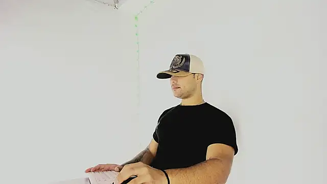 Snapshot of Sebas-hott chatting on 09/24/25, 10:24 Sebas-hott online show from 09/24/25, 10:24