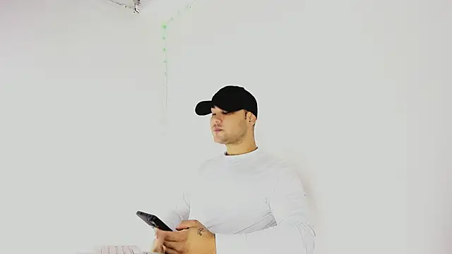 Snapshot of Sebas-hott chatting on 09/25/25, 10:57 Sebas-hott online show from 09/25/25, 10:57