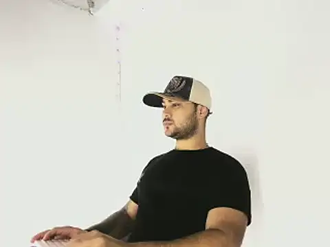 Snapshot of Sebas-hott chatting on 10/05/25, 10:07 Sebas-hott online show from 10/05/25, 10:07