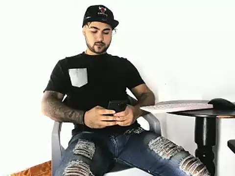 Snapshot of Sebas-hott chatting on 10/16/25, 10:33 Sebas-hott online show from 10/16/25, 10:33