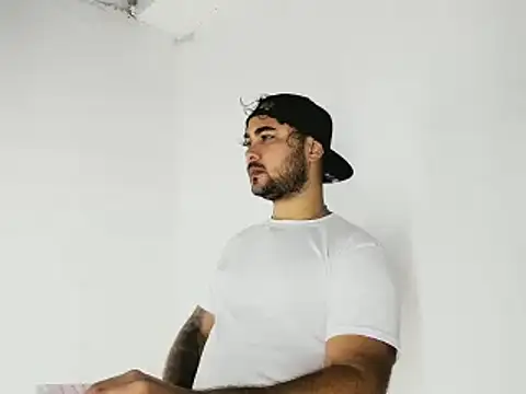 Snapshot of Sebas-hott chatting on 10/22/25, 10:42 Sebas-hott online show from 10/22/25, 10:42