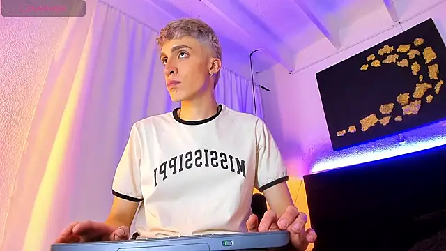 Snapshot of Angel_Snowhotxxx chatting on 02/14/25, 06:34 Angel Snowhotxxx online show from 02/14/25, 06:34