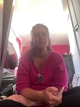 Snapshot of Lwhite1 chatting on 10/20/25, 03:45 Lwhite1 online show from 10/20/25, 03:45