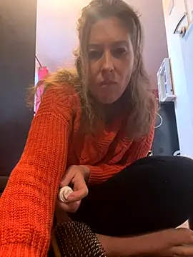 Snapshot of Lwhite1 chatting on 10/28/25, 04:31 Lwhite1 online show from 10/28/25, 04:31